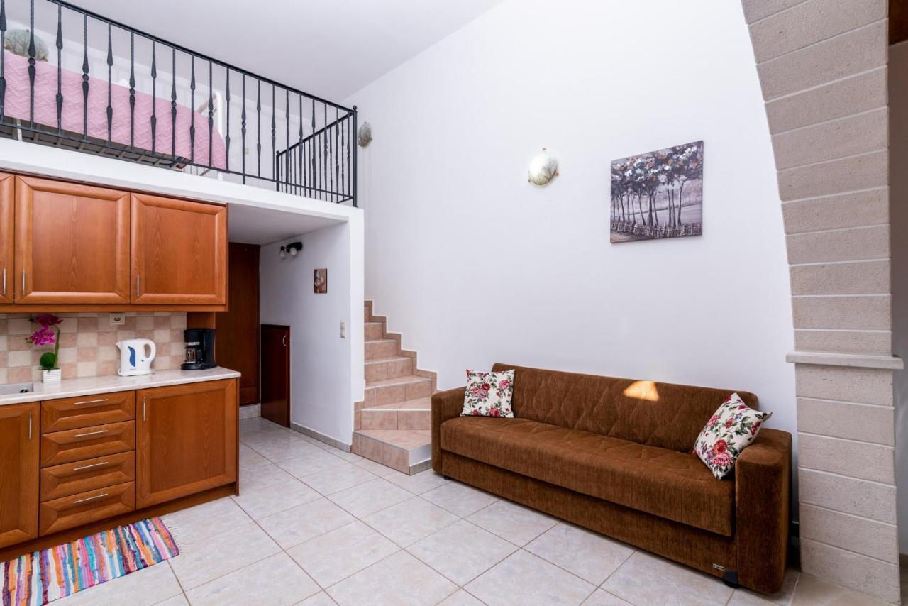 Vrisanos Apartment Pitsidia Exterior photo